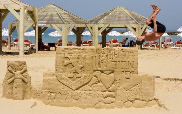 Une structure de sable célébrant Yom Yeroushalayim, qui tombe le 10 mai, sur la plage de Jérusalem à Tel Aviv. (Autorisation Kfir Sivan) Une structure de sable célébrant Yom Yeroushalayim, qui tombe le 10 mai, sur la plage de Jérusalem à Tel Aviv. (Autorisation Kfir Sivan)
