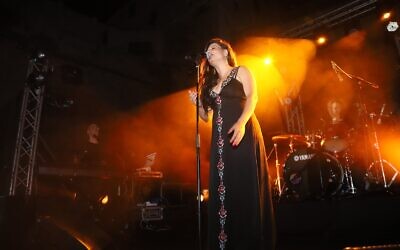 La chanteuse Miri Mesika s'est produite lors du premier des neuf concerts organisés sur la scène Metzuda d'Akko, avant les récents troubles et émeutes qui ont perturbé la ville du nord. (Autorisation de la ville d'Akko)