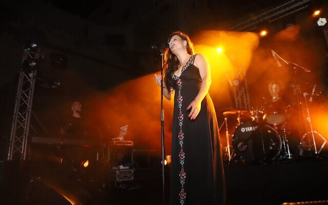 La chanteuse Miri Mesika s'est produite lors du premier des neuf concerts organisés sur la scène Metzuda d'Akko, avant les récents troubles et émeutes qui ont perturbé la ville du nord. (Autorisation de la ville d'Akko)