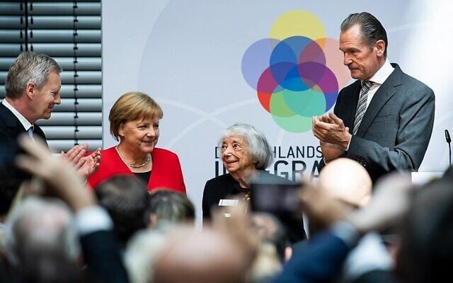 Le président de la maison d'édition Alex Springer Mathias Doepfner, à droite, aux côtés d'une survivante allemande de la Shoah,  Margot Friedlaender , deuxième à gauche, et de la chancelière allemande Angela Merkel, deuxième à droite, durant la remise du prix "Talisman" pour célébrer le 70e anniversaire de la loi constitutionnelle (Grundgesetz) à Berlin, le 4 mai 2019. (Crédit : Bernd von Jutrczenka/DPA/AFP)