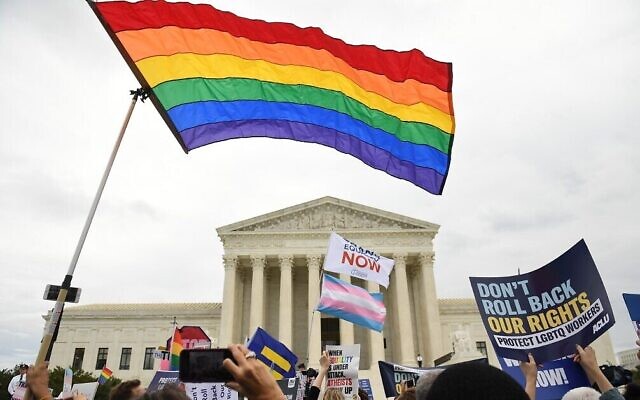 Photo d'illustration : Des manifestants pour les droits LGBT se rassemblent aux abords de la Cour suprême de Washington, le 8 octobre 2019. (Crédit : Saul Loeb/AFP) Photo d'illustration : Des manifestants pour les droits LGBT se rassemblent aux abords de la Cour suprême de Washington, le 8 octobre 2019. (Crédit : Saul Loeb/AFP)