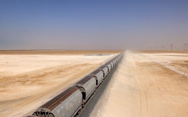 Photo d'illustration : Un train du réseau Etihad Rail, à al-Mirfa, aux Émirats arabes unis, le 1er avril 2021. (Crédit : Giuseppe CACACE / AFP) Photo d'illustration : Un train du réseau Etihad Rail, à al-Mirfa, aux Émirats arabes unis, le 1er avril 2021. (Crédit : Giuseppe CACACE / AFP)