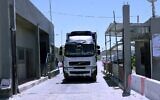 Un camion entre à Gaza par le terminal de Kerem Shalom, principal point de passage des marchandises entrant dans la zone en provenance d'Israël, le 18 mai 2021. (Crédit : Said Khatib/AFP)
