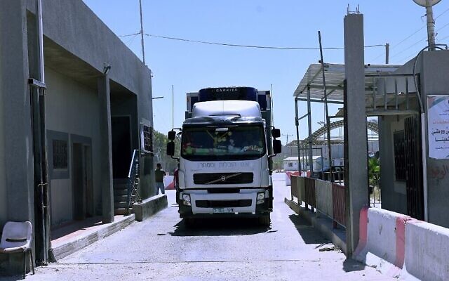 Un camion entre à Gaza par le terminal de Kerem Shalom, principal point de passage des marchandises entrant dans la zone en provenance d'Israël, le 18 mai 2021. (Crédit : Said Khatib/AFP) Un camion entre à Gaza par le terminal de Kerem Shalom, principal point de passage des marchandises entrant dans la zone en provenance d'Israël, le 18 mai 2021. (Crédit : Said Khatib/AFP)