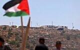 Illustration : des manifestants palestiniens participent à une manifestation contre l'avant-poste de colonisation Evyatar, au sud de Naplouse, le 4 juin 2021, en Cisjordanie. (Crédit : photo de JAAFAR ASHTIYEH / AFP)