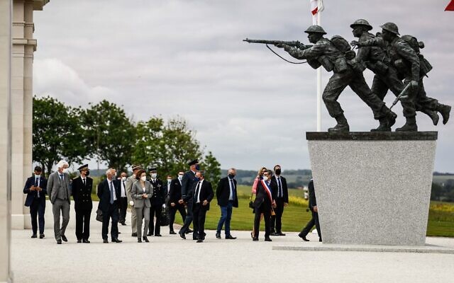 La cérémonie d'ouverture officielle du Mémorial britannique de Normandie à Ver-sur-Mer, à l'occasion du 77e anniversaire du Débarquement, le 6 juin 2021. (Crédit : Sameer Al-DOUMY / POOL / AFP) La cérémonie d'ouverture officielle du Mémorial britannique de Normandie à Ver-sur-Mer, à l'occasion du 77e anniversaire du Débarquement, le 6 juin 2021. (Crédit : Sameer Al-DOUMY / POOL / AFP)