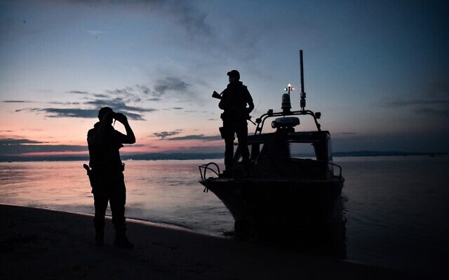 Des policiers patrouillent sur un bateau dans le delta du fleuve Evros, près d'Alexandroupoli, le long de la frontière gréco-turque, le 8 juin 2021 (Crédit : Sakis MITROLIDIS / AFP) Des policiers patrouillent sur un bateau dans le delta du fleuve Evros, près d'Alexandroupoli, le long de la frontière gréco-turque, le 8 juin 2021 (Crédit : Sakis MITROLIDIS / AFP)