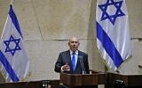 Le Premier ministre israélien Benjamin Netanyahu s'adresse aux députés lors d'une session extraordinaire pour le vote du nouveau gouvernement à la Knesset à Jérusalem, le 13 juin 2021. (Crédit : Emmanuel DUNAND / AFP)