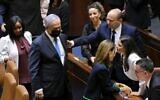 Le Premier ministre vaincu Benjamin Netanyahu s'éloigne après avoir brièvement serré la main du nouveau Premier ministre Naftali Bennett, après que la Knesset a voté en faveur de sa coalition par 60 voix contre 59, le 13 juin 2021. (Crédit : Emmanuel Dunand / AFP)