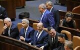 Les membres du nouveau gouvernement israélien (de gauche à droite), le ministre de la Défense Benny Gantz, le Premier ministre par alternance et ministre des Affaires étrangères Yaïr Lapid, le Premier ministre Naftali Bennett, le ministre de la Justice Gideon Saar, la ministre des Transports Merav Michaeli et le ministre de la Santé Nitzan Horowitz, regardant, assis dans la salle de la Knesset, tandis que (arrière centre) le ministre des Finances Avigdor Liberman après une session spéciale pour voter sur un nouveau gouvernement, à la Knesset, à Jérusalem, le 13 juin 2021. (Crédit : Emmanuel Dunand/AFP)