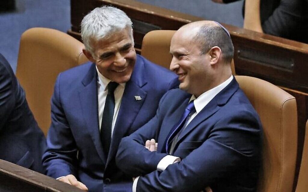 Le Premier ministre Naftali Bennett, à droite, et le ministre des Affaires étrangères Yair Lapid à la Knesset, le 13 juin 2021. (Crédit : Emmanuel Dunand/AFP) Le Premier ministre Naftali Bennett, à droite, et le ministre des Affaires étrangères Yair Lapid à la Knesset, le 13 juin 2021. (Crédit : Emmanuel Dunand/AFP)