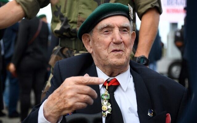 Le vétéran français de la Seconde Guerre mondiale du Commando Kieffer Léon Gautier assiste à une cérémonie en hommage aux 177 Fusiliers Marins français du "Commando Kieffer" qui ont participé au débarquement en Normandie à Colleville-Montgomery, en Normandie, le 6 juin 2019. (Crédit : Damien MEYER / AFP) Le vétéran français de la Seconde Guerre mondiale du Commando Kieffer Léon Gautier assiste à une cérémonie en hommage aux 177 Fusiliers Marins français du "Commando Kieffer" qui ont participé au débarquement en Normandie à Colleville-Montgomery, en Normandie, le 6 juin 2019. (Crédit : Damien MEYER / AFP)