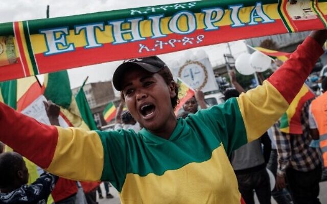 Des partisans du parti d'opposition Citoyens éthiopiens pour la justice sociale (EZEMA) participent à un rassemblement électoral sur la place Maskel à Addis-Abeba, le 16 juin 2021, cinq jours avant les élections législatives et régionales. (Crédit : Yasuyoshi CHIBA / AFP) Des partisans du parti d'opposition Citoyens éthiopiens pour la justice sociale (EZEMA) participent à un rassemblement électoral sur la place Maskel à Addis-Abeba, le 16 juin 2021, cinq jours avant les élections législatives et régionales. (Crédit : Yasuyoshi CHIBA / AFP)