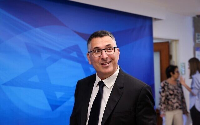 Le ministre de la Justice Gideon Saar arrive à la première réunion hebdomadaire du cabinet du nouveau gouvernement, à Jérusalem, le 20 juin 2021. (Crédit : EMMANUEL DUNAN / AFP)