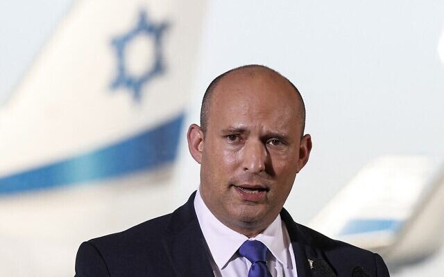 Le Premier ministre Naftali Bennett lors d'une allocution télévisées à l'aéroport Ben Gurion, le 22 juin 2021. (Crédit : Jack Guez/AFP) Le Premier ministre Naftali Bennett lors d'une allocution télévisées à l'aéroport Ben Gurion, le 22 juin 2021. (Crédit : Jack Guez/AFP)