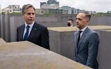 Le secrétaire d'État américain Antony Blinken (à gauche) et le ministre allemand des Affaires étrangères Heiko Maas (à droite) lors de leur visite marchent entre les stèles en béton du Mémorial aux Juifs assassinés d'Europe à Berlin, en Allemagne, le 24 juin 2021. (Crédit : Andrew Harnik / POOL / AFP)