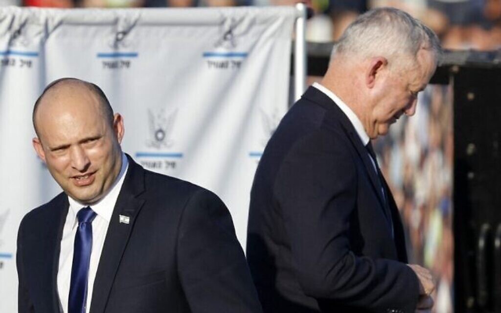 Le Premier ministre Nafatali Bennett (à gauche) et le ministre de la Défense Benny Gantz lors de la cérémonie de remise des diplômes aux pilotes de l'armée de l'air israélienne à la base aérienne de Hatzerim dans le sud d'Israël, le 24 juin 2021. (Jack Guez / AFP)