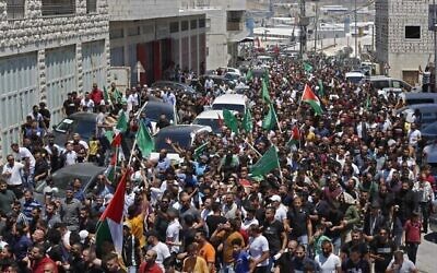 Le cortège funèbre de Nizar Banat, opposant de l'Autorité palestinienne, mort après son arrestation par l'Autorité palestinienne à Hébron, le 25 juin 2021. (Crédit : MOSAB SHAWER / AFP)