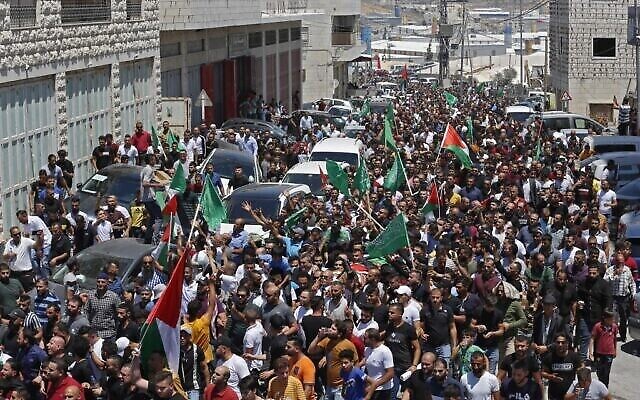 Le cortège funèbre de Nizar Banat, opposant de l'Autorité palestinienne, mort après son arrestation par l'Autorité palestinienne à Hébron, le 25 juin 2021. (Crédit : MOSAB SHAWER / AFP) Le cortège funèbre de Nizar Banat, opposant de l'Autorité palestinienne, mort après son arrestation par l'Autorité palestinienne à Hébron, le 25 juin 2021. (Crédit : MOSAB SHAWER / AFP)