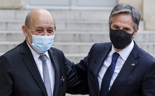 Le ministre français des Affaires étrangères Jean-Yves Le Drian (G) salue le secrétaire d'État américain Antony Blinken alors qu'il arrive pour rencontrer le président français au palais de l'Élysée, à Paris, le 25 juin 2021. (Crédit : Ludovic MARIN / AFP) Le ministre français des Affaires étrangères Jean-Yves Le Drian (G) salue le secrétaire d'État américain Antony Blinken alors qu'il arrive pour rencontrer le président français au palais de l'Élysée, à Paris, le 25 juin 2021. (Crédit : Ludovic MARIN / AFP)