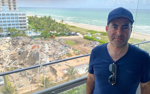 Mike Salberg photographié près des décombres de l'immeuble effondré de Surfside alors qu'il attend des informations sur les membres de sa famille disparus, à Miami Beach, en Floride, le 25 juin 2021. (Crédit : Gianrigo MARLETTA / AFP) Mike Salberg photographié près des décombres de l'immeuble effondré de Surfside alors qu'il attend des informations sur les membres de sa famille disparus, à Miami Beach, en Floride, le 25 juin 2021. (Crédit : Gianrigo MARLETTA / AFP)