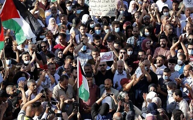Des manifestants palestiniens affrontent les forces de sécurité palestiniennes dans la ville de Ramallah, en Cisjordanie , le 26 juin 2021, à la suite d'une manifestation contre la mort du militant des droits de l'homme Nizar Banat. (Crédit :  Ahmad GHARABLI / AFP)
