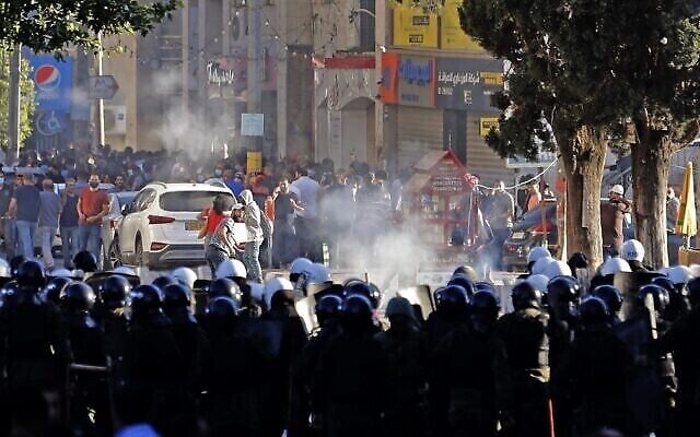 Des manifestants palestiniens affrontent les forces de sécurité palestiniennes dans la ville de Ramallah, en Cisjordanie , le 26 juin 2021, à la suite d'une manifestation contre la mort du militant des droits de l'homme Nizar Banat. (Crédit :  Ahmad GHARABLI / AFP)