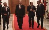 Le président irakien Barham Saleh (2e à gauche) et le Premier ministre Mustafa Al-Kazemi (d) reçoivent le président égyptien Abdel Fattah al-Sisi (2-droite), et le roi de Jordanie Abdullah II (g), à Bagdad le 27 juin 2021, lors de la première visite d'un chef d'État égyptien à Bagdad en trois décennies. (Crédit : AHMAD AL-RUBAYE / AFP)