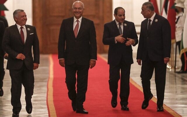 Le président irakien Barham Saleh (2e à gauche) et le Premier ministre Mustafa Al-Kazemi (d) reçoivent le président égyptien Abdel Fattah al-Sisi (2-droite), et le roi de Jordanie Abdullah II (g), à Bagdad le 27 juin 2021, lors de la première visite d'un chef d'État égyptien à Bagdad en trois décennies. (Crédit : AHMAD AL-RUBAYE / AFP)
