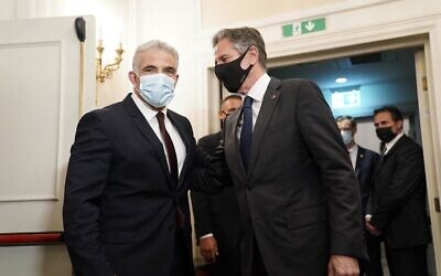 Le secrétaire d'État américain Antony Blinken, au centre, salue le ministre des Affaires étrangères israélien Yair Lapid à Rome, lors d'une rencontre, le 27 juin 2021. (Crédit :  Andrew Harnik/Pool/AFP)