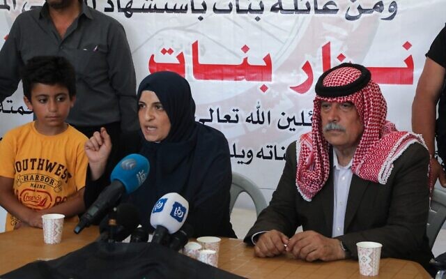 L'épouse du militant politique palestinien Nizar Banat, Jihan, s'exprime lors d'une conférence de presse au domicile familial à Dura, au sud de la ville d'Hébron, en Cisjordanie, le 28 juin 2021, sur les progrès de l'enquête concernant la mort de son mari le 24 juin, lors de son arrestation par les forces de sécurité de l'Autorité palestinienne. (Crédit : MOSAB SHAWER / AFP) L'épouse du militant politique palestinien Nizar Banat, Jihan, s'exprime lors d'une conférence de presse au domicile familial à Dura, au sud de la ville d'Hébron, en Cisjordanie, le 28 juin 2021, sur les progrès de l'enquête concernant la mort de son mari le 24 juin, lors de son arrestation par les forces de sécurité de l'Autorité palestinienne. (Crédit : MOSAB SHAWER / AFP)