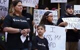 Des membres de la famille de Cesar Elizarraraz participent à une manifestation pour sa libération devant le bureau de l'ICE (Immigration and Customs Enforcement) de Chicago, le 9 juin 2021. (Scott Olson / Getty Images)