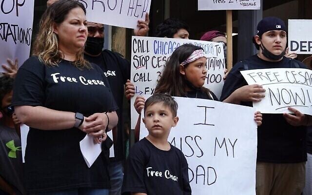 Des membres de la famille de Cesar Elizarraraz participent à une manifestation pour sa libération devant le bureau de l'ICE (Immigration and Customs Enforcement) de Chicago, le 9 juin 2021. (Scott Olson / Getty Images)