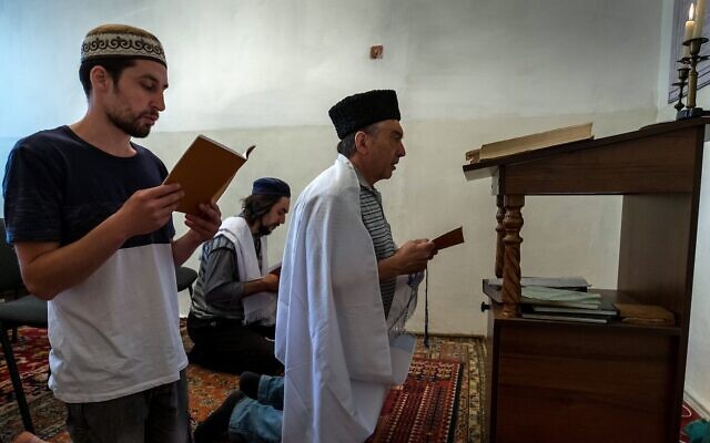 Les Karaïtes de Crimée assistent à un office religieux à proximité de leur lieu de culte à Simferopol, en Crimée, le 9 juin 2018. (Crédit : Sergei Malgavko/TASS via Getty Images via JTA) Les Karaïtes de Crimée assistent à un office religieux à proximité de leur lieu de culte à Simferopol, en Crimée, le 9 juin 2018. (Crédit : Sergei Malgavko/TASS via Getty Images via JTA)