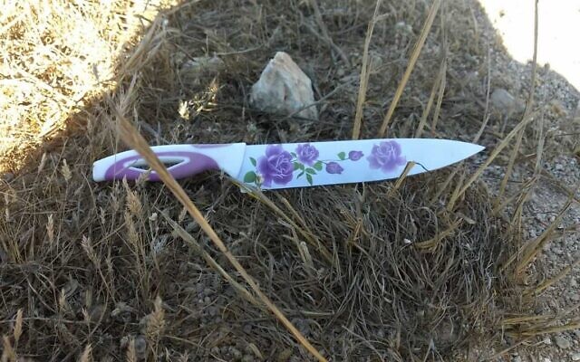 Le couteau qui se trouvait en possession du suspect qui a tenté d'entrer dans l'implantation de Yitzhar, le 25 juin 2021. (Crédit : Porte-parole de  Yitzhar)