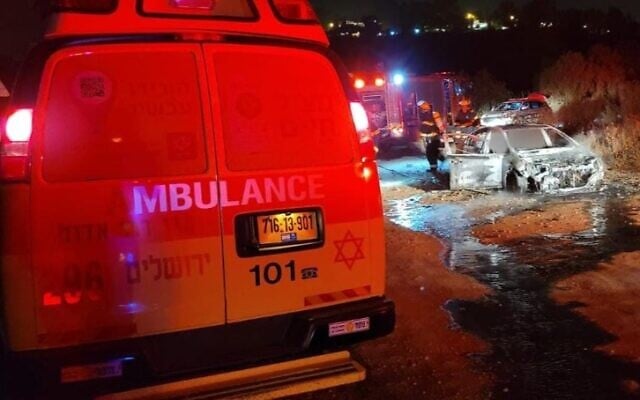 Les secouristes présents à l'endroit où le corps sans vie d'un homme a été retrouvé dans un véhicule incendié, le 9 juin 2021. (Crédit : Magen David Adom)