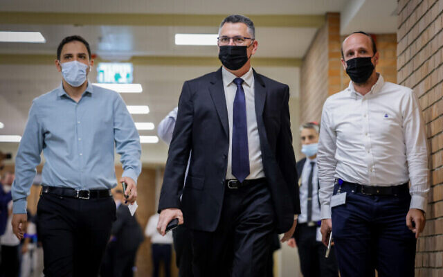 Le chef du parti Tikva Hadasha, Gideon Saar, à une réunion avec les chefs du futur gouvernement d'union à la Knesset à Jérusalem, le 13 juin 2021. (Crédit : Olivier Fitoussi/Flash90)
