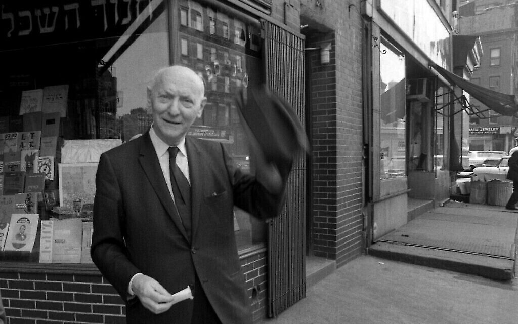 L'auteur Isaac Bashevis Singer devant la librairie hébraïque S. Rabinowitz, dans le Lower East Side de New York, en 1968. (Crédit : David Attie/Getty Images/ via JTA/ SUE)