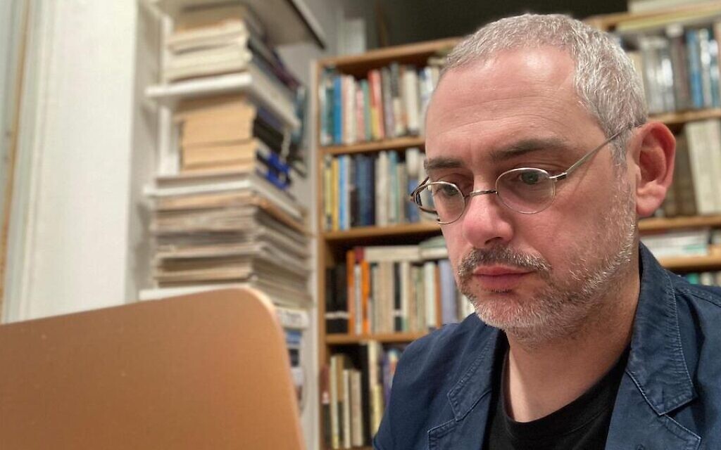David Stromberg, écrivain et universitaire qui étudie l'œuvre d'Isaac Bashevis Singer, devant son ordinateur dans sa maison de Jérusalem, en mai 2021. (Crédit : Stromberg via JTA)