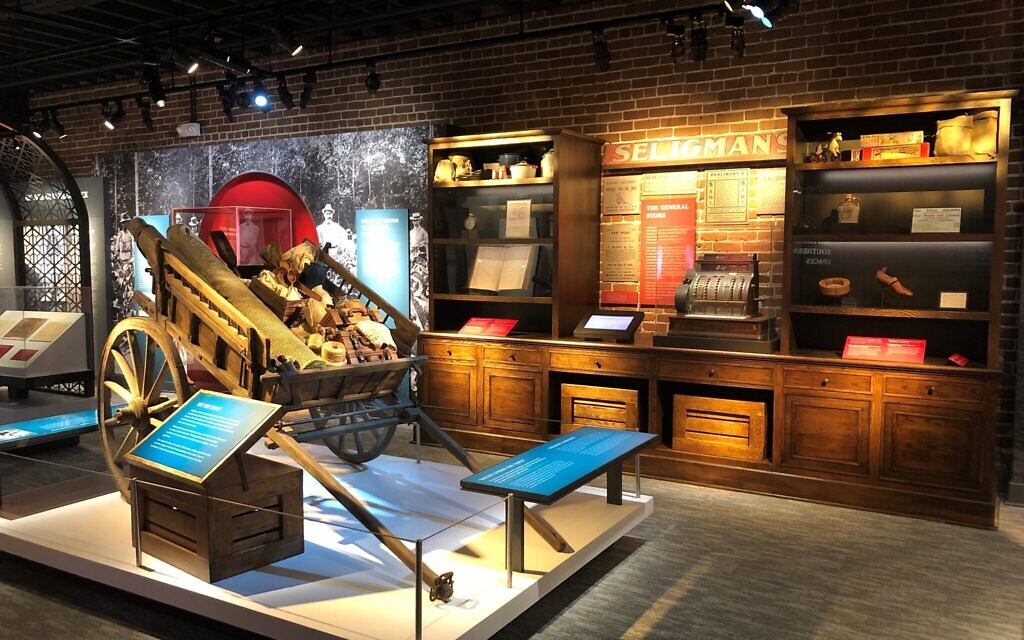 Une exposition au Museum of the Southern Jewish Experience de la Nouvelle-Orléans met l'accent sur le grand nombre de Juifs du Sud qui sont devenus des marchands ambulants. Le musée a ouvert ses portes au public à la fin du mois de mai. (Crédit : Southern Jewish Experience/ via JTA)