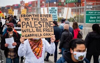 Des manifestants au port d'Oakland ont arrêté un porte-conteneurs appartenant à la société Zim Integrated Shipping Services Ltd. basée en Israël, dans le cadre d'une campagne liée au mouvement BDS, le 4 juin 2021. (Crédit : Brooke Anderson via J : Jewish News of Northern California)