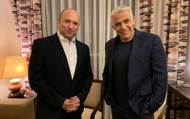 Le chef de Yamin Naftali Bennett et le chef de Yesh Atid Naftali Bennett Yair Lapid informent le président qu'ils ont réussi à former une coalition, le 2 juin 2021. (Autorisation)