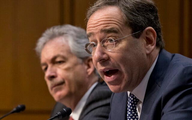 Le vice-secrétaire d'État Thomas Nides, à droite et son homologue William Burns témoignent lors d'une réunion au sénat, au Capitole, à Washington, le 20 décembre 2012. (Crédit : AP/J. Scott Applewhite) Le vice-secrétaire d'État Thomas Nides, à droite et son homologue William Burns témoignent lors d'une réunion au sénat, au Capitole, à Washington, le 20 décembre 2012. (Crédit : AP/J. Scott Applewhite)