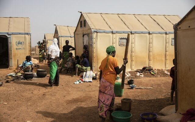 Des femmes déplacées préparent à manger dans le camp de Kaya, à 100 kilomètres de Ouagadougou, au Burkina Faso, le 8 février 2021. (Crédit : AP Photo/ Sophie Garcia) Des femmes déplacées préparent à manger dans le camp de Kaya, à 100 kilomètres de Ouagadougou, au Burkina Faso, le 8 février 2021. (Crédit : AP Photo/ Sophie Garcia)