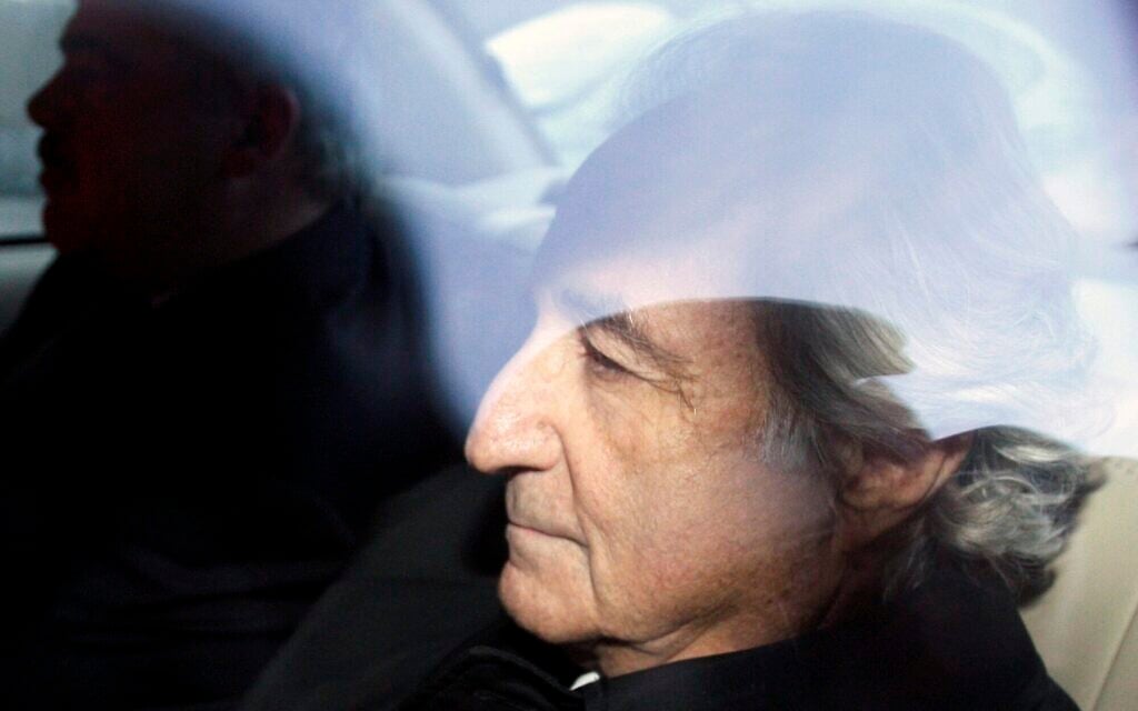 Photo d'illustration : Bernard Madoff, à droite, quitte la cour de district de Manhattan, à New York, après une audience, le 5 janvier 2009. (Crédit : AP Photo/Kathy Willens, File) Photo d'illustration : Bernard Madoff, à droite, quitte la cour de district de Manhattan, à New York, après une audience, le 5 janvier 2009. (Crédit : AP Photo/Kathy Willens, File)