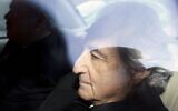 Photo d'illustration : Bernard Madoff, à droite, quitte la cour de district de Manhattan, à New York, après une audience, le 5 janvier 2009. (Crédit : AP Photo/Kathy Willens, File)