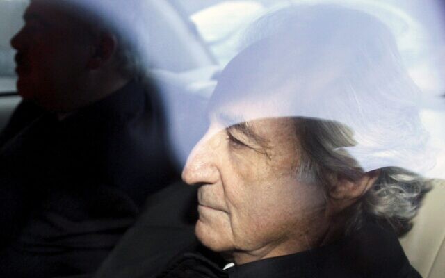 Photo d'illustration : Bernard Madoff, à droite, quitte la cour de district de Manhattan, à New York, après une audience, le 5 janvier 2009. (Crédit : AP Photo/Kathy Willens, File)