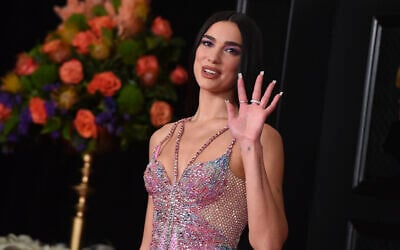Dua Lipa arrivant lors de la 63e cérémonie des Grammy Awards au Convention Center de Los Angeles, le 14 mars 2021. (Crédit :  Jordan Strauss/Invision/AP)