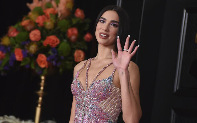 Dua Lipa arrivant lors de la 63e cérémonie des Grammy Awards au Convention Center de Los Angeles, le 14 mars 2021. (Crédit : Jordan Strauss/Invision/AP) Dua Lipa arrivant lors de la 63e cérémonie des Grammy Awards au Convention Center de Los Angeles, le 14 mars 2021. (Crédit : Jordan Strauss/Invision/AP)