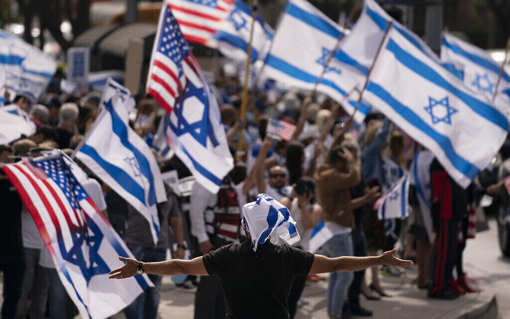 Photo d'illustration : Des partisans pro-israéliens scandent des slogans pendant un rassemblement en soutien à Israël aux abords du bâtiment fédéral à Los Angeles, le 12 mai 2021. (Crédit : AP Photo/Jae C. Hong, file) Photo d'illustration : Des partisans pro-israéliens scandent des slogans pendant un rassemblement en soutien à Israël aux abords du bâtiment fédéral à Los Angeles, le 12 mai 2021. (Crédit : AP Photo/Jae C. Hong, file)